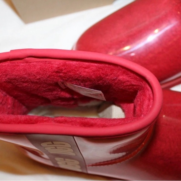 UGG CLASSIC CLEAR MINI WMNS "Red"
Size 8 in NWOT of Box - Picture 5 of 9